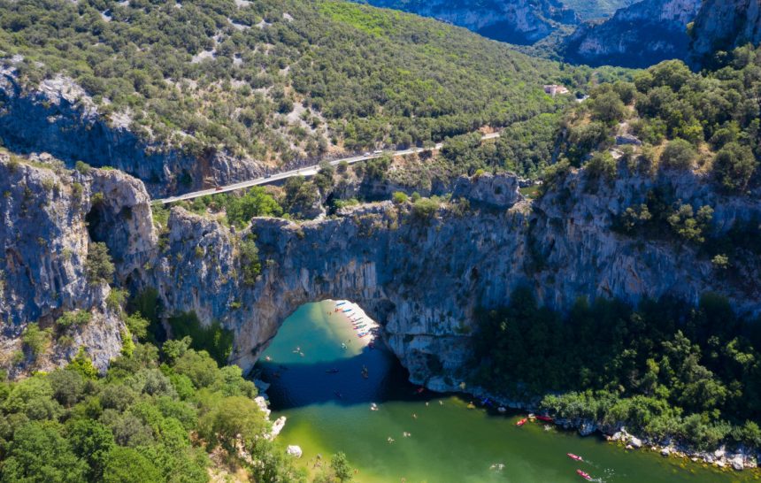 Les endroits incontournables à visiter en Ardèche lors d’un week-end vallon du pont d'arc