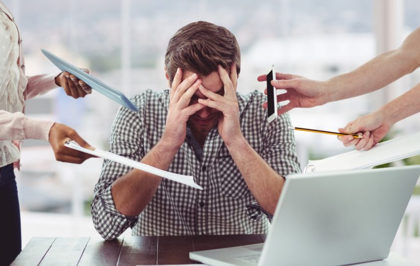 Comment gérer son stress en mangeant des bonbons CBD? homme stressé